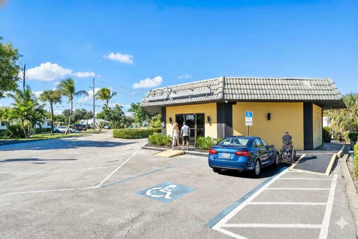 888 Coast Lantana FL 33462 — thumbnail 4 of 12