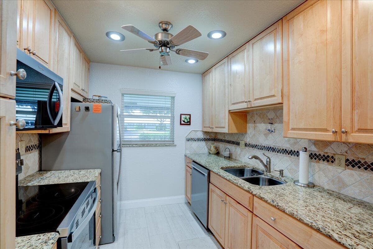 100 Leisure Lake #109 Boynton Beach FL 33426 — thumbnail 10 of 64