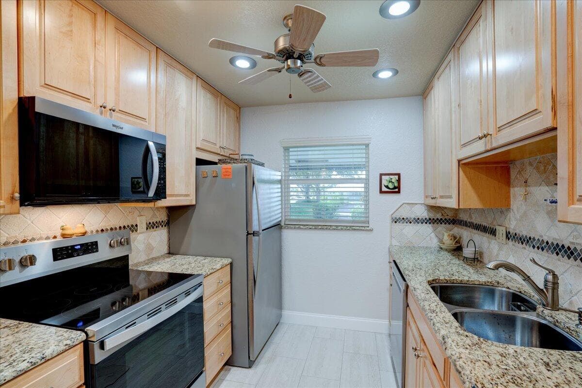 100 Leisure Lake #109 Boynton Beach FL 33426 — thumbnail 9 of 64
