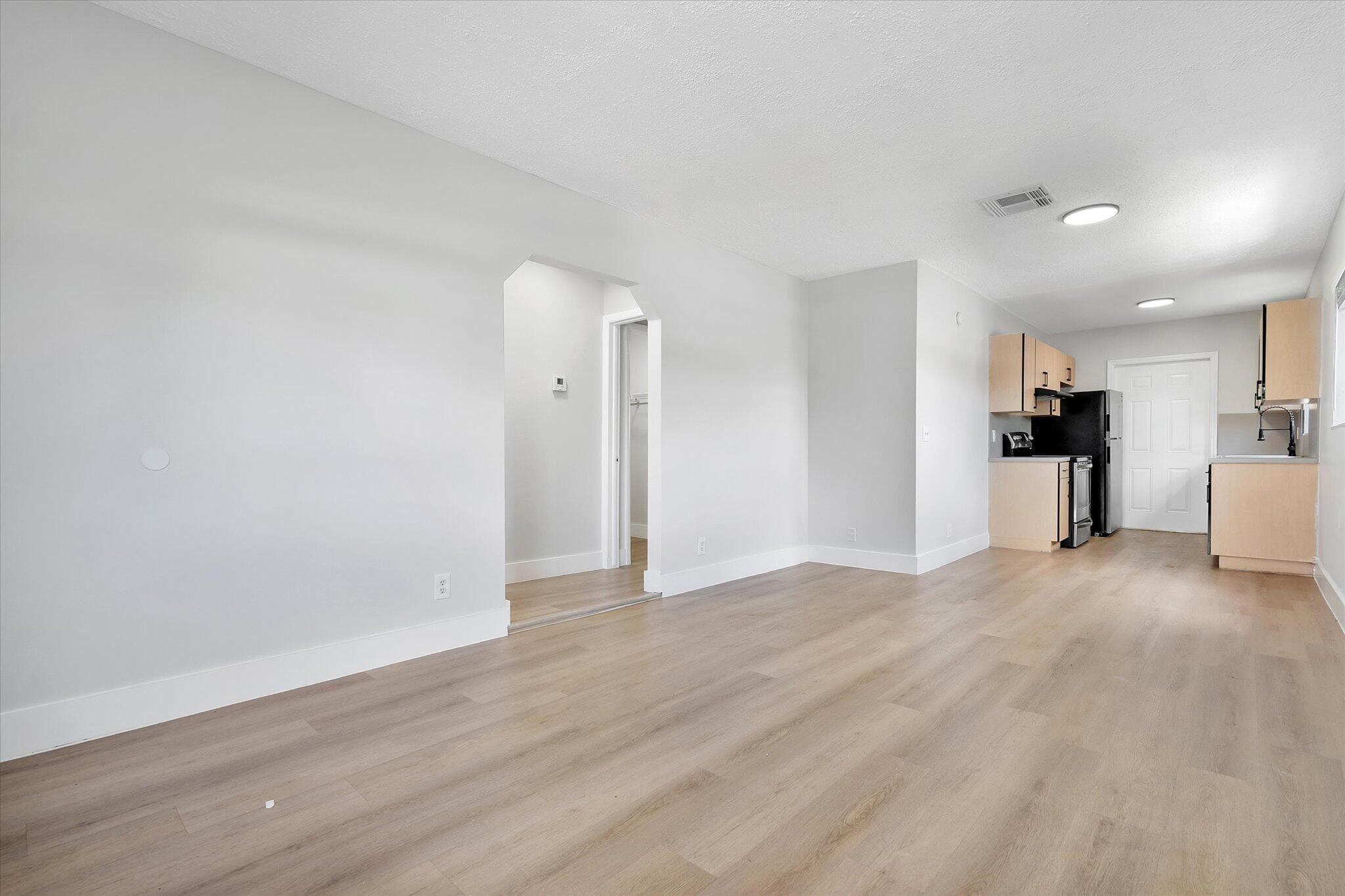 720 7th #9 Hallandale Beach FL 33009 — thumbnail 13 of 33