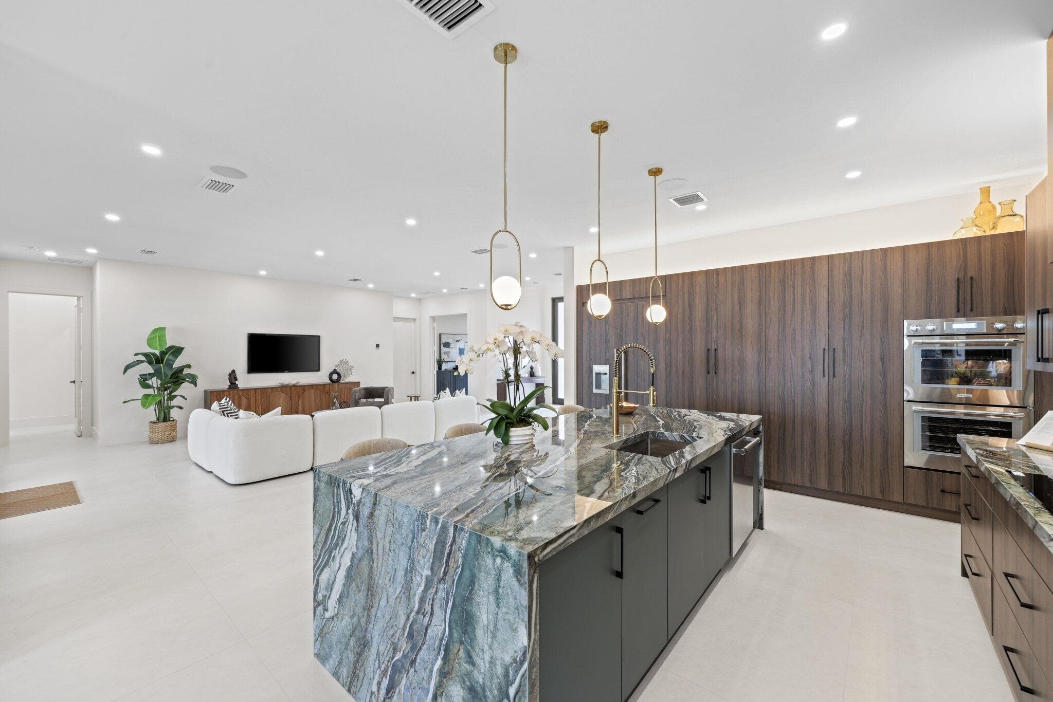 1160 Emerald Riviera Beach FL 33404 — thumbnail 31 of 87