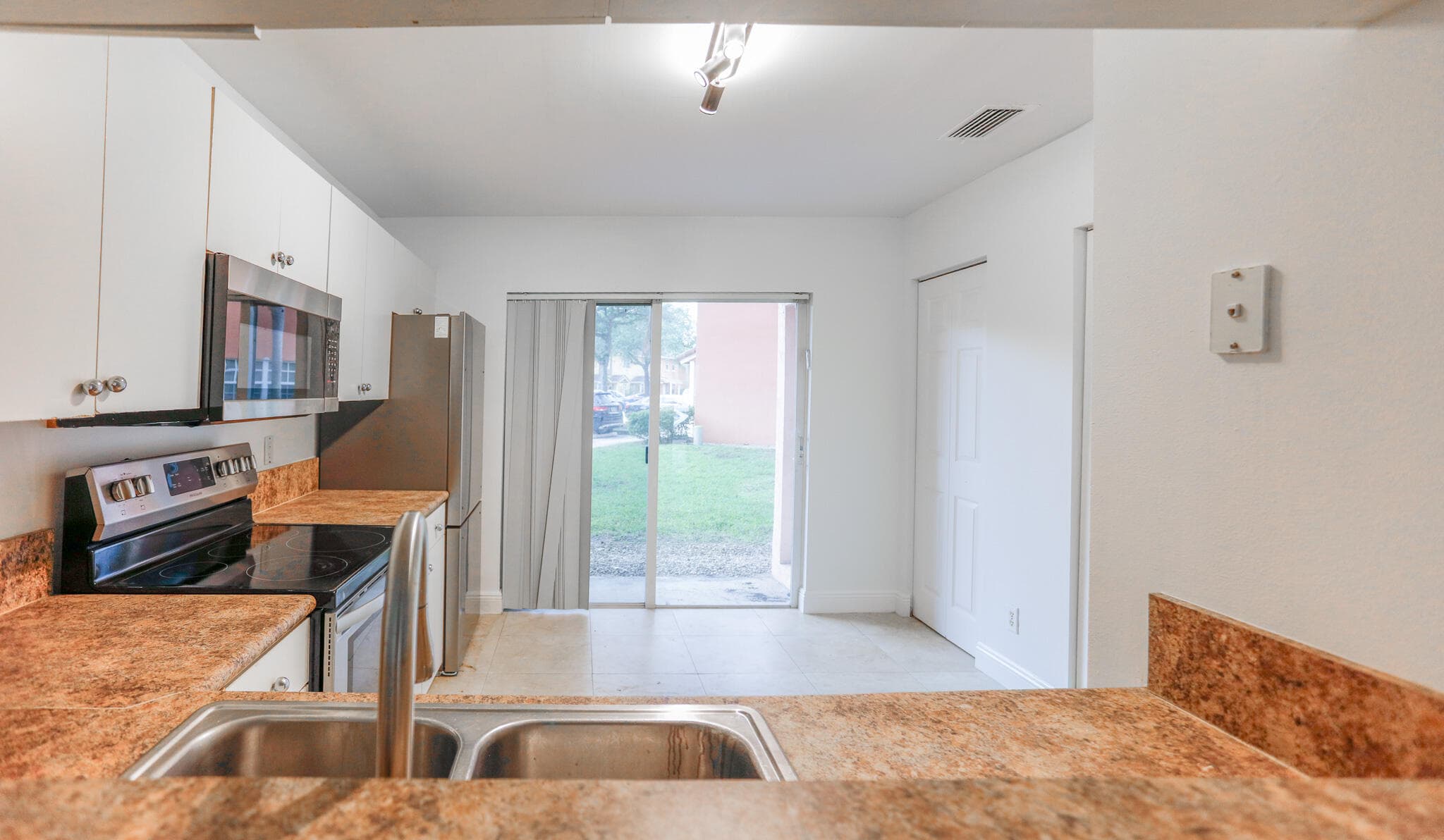 4149 67th Te #4149 Lauderhill FL 33319 — thumbnail 3 of 17