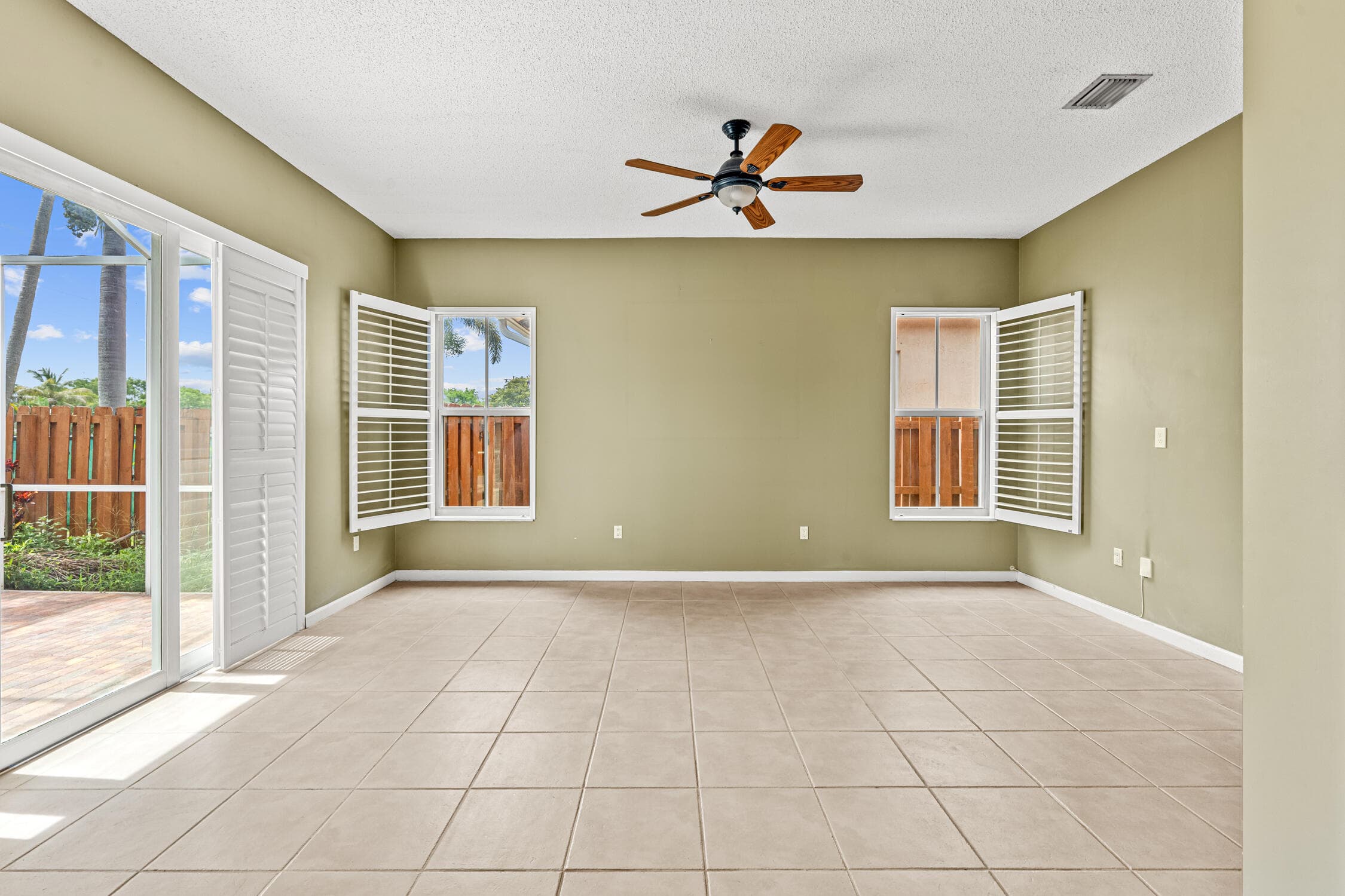 376 Royal Cove  Davie FL 33325 — thumbnail 18 of 63