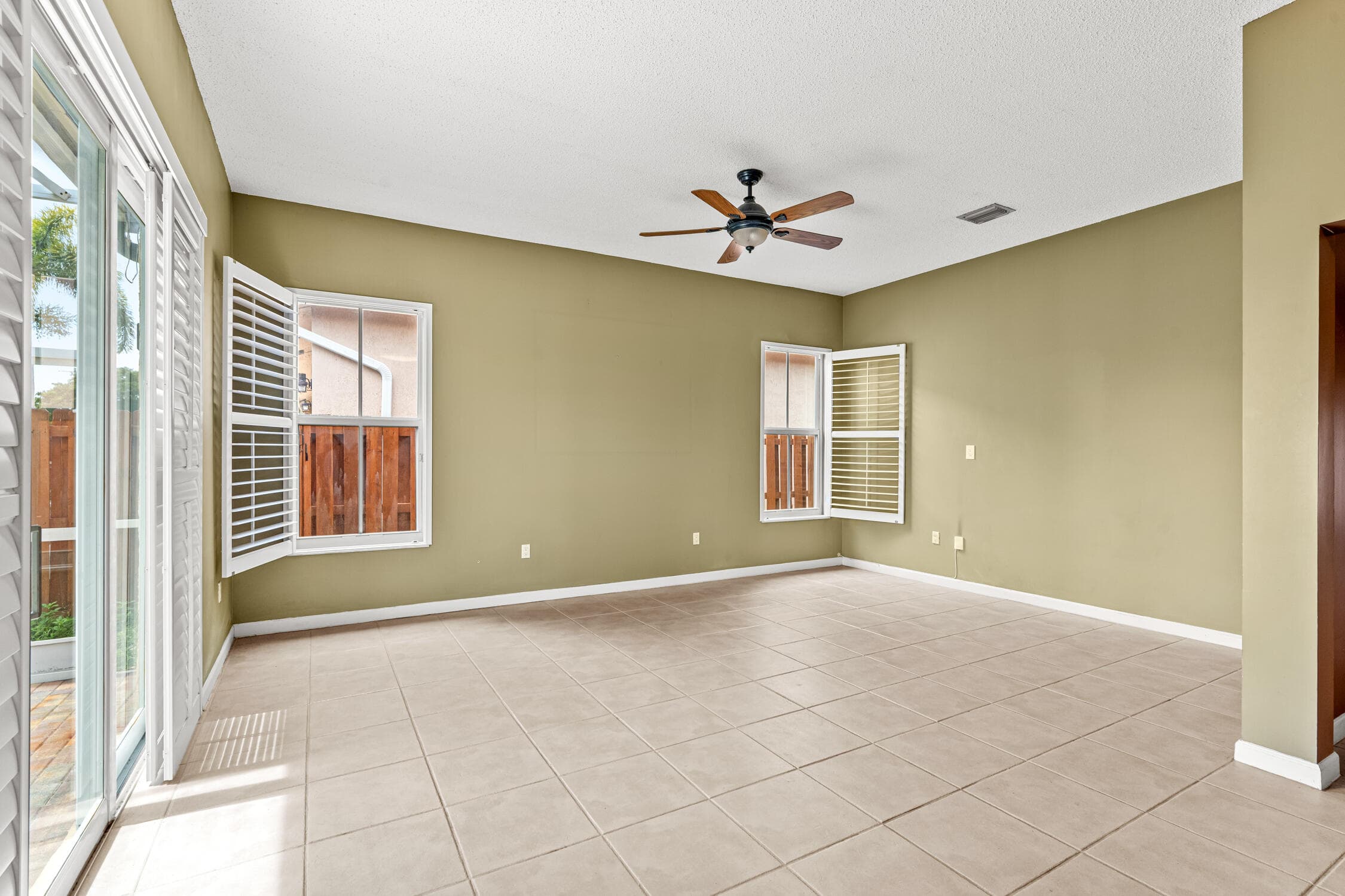 376 Royal Cove  Davie FL 33325 — thumbnail 19 of 63