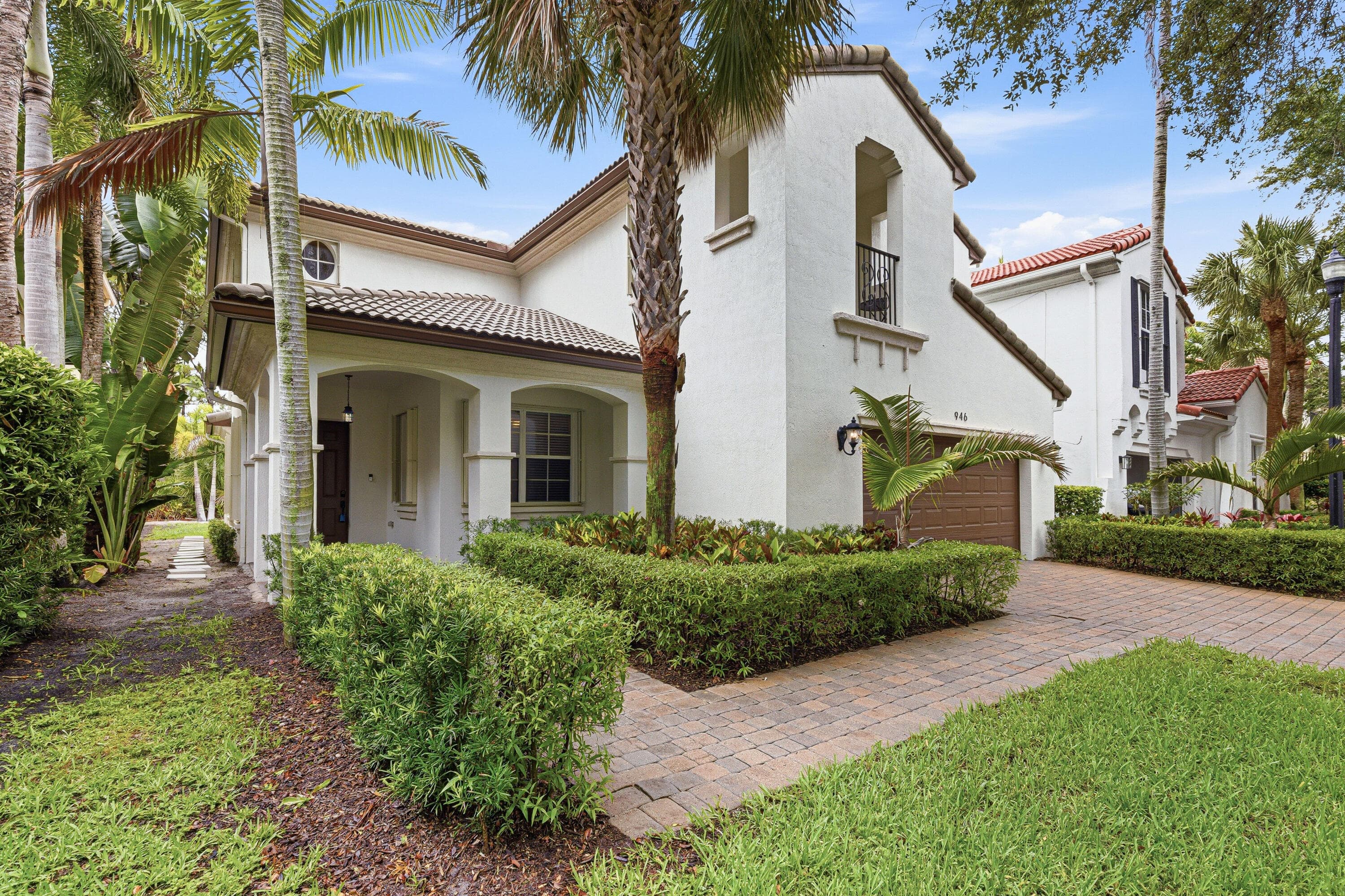 946 Mill Creek Palm Beach Gardens FL 33410 — photo 1