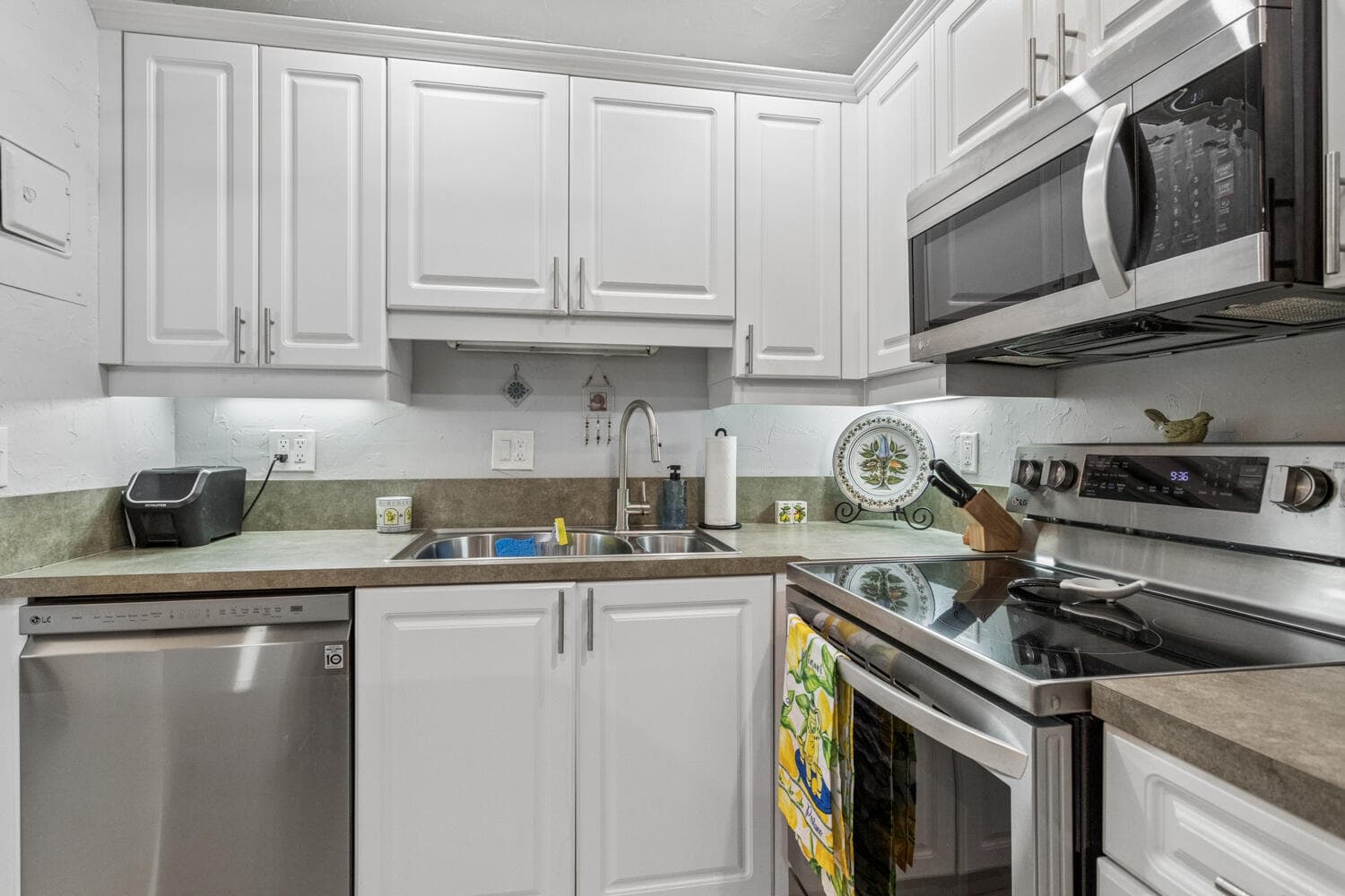 160 Cypress Club #Unit 612 Pompano Beach FL 33060 — thumbnail 13 of 40