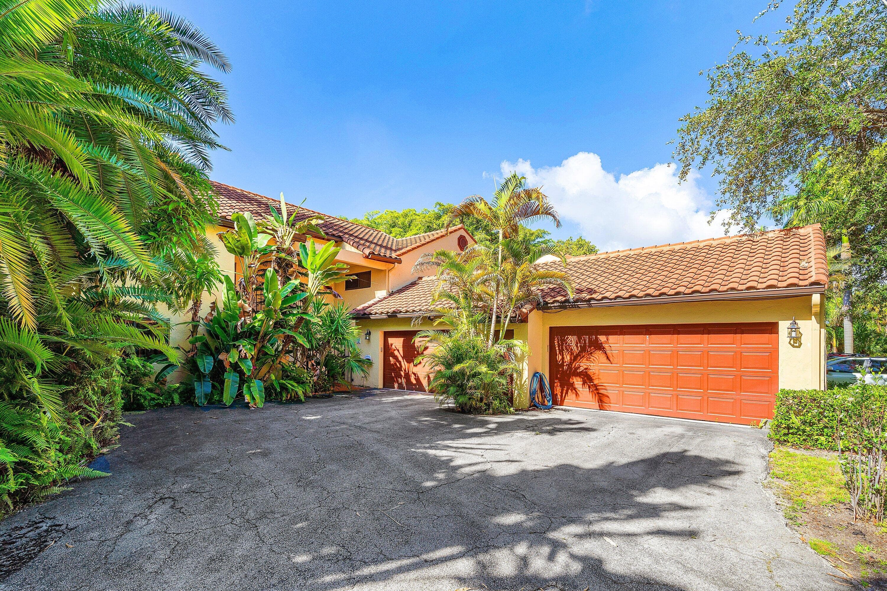16 Via Lago Boynton Beach FL 33435 — thumbnail 3 of 46