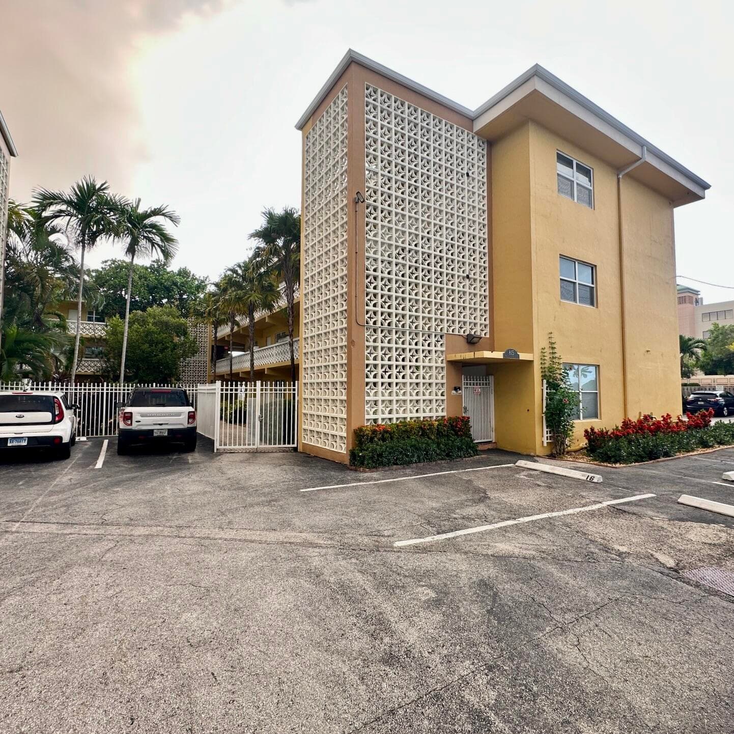 815 Middle River #110 Fort Lauderdale FL 33304 — thumbnail 5 of 22