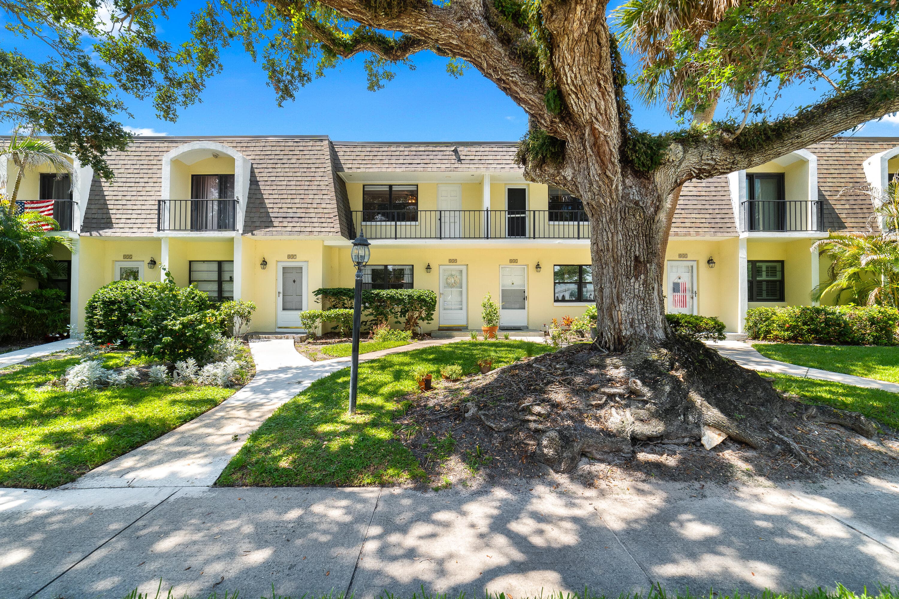 839 Camelia #8 Vero Beach FL 32963 — photo 1
