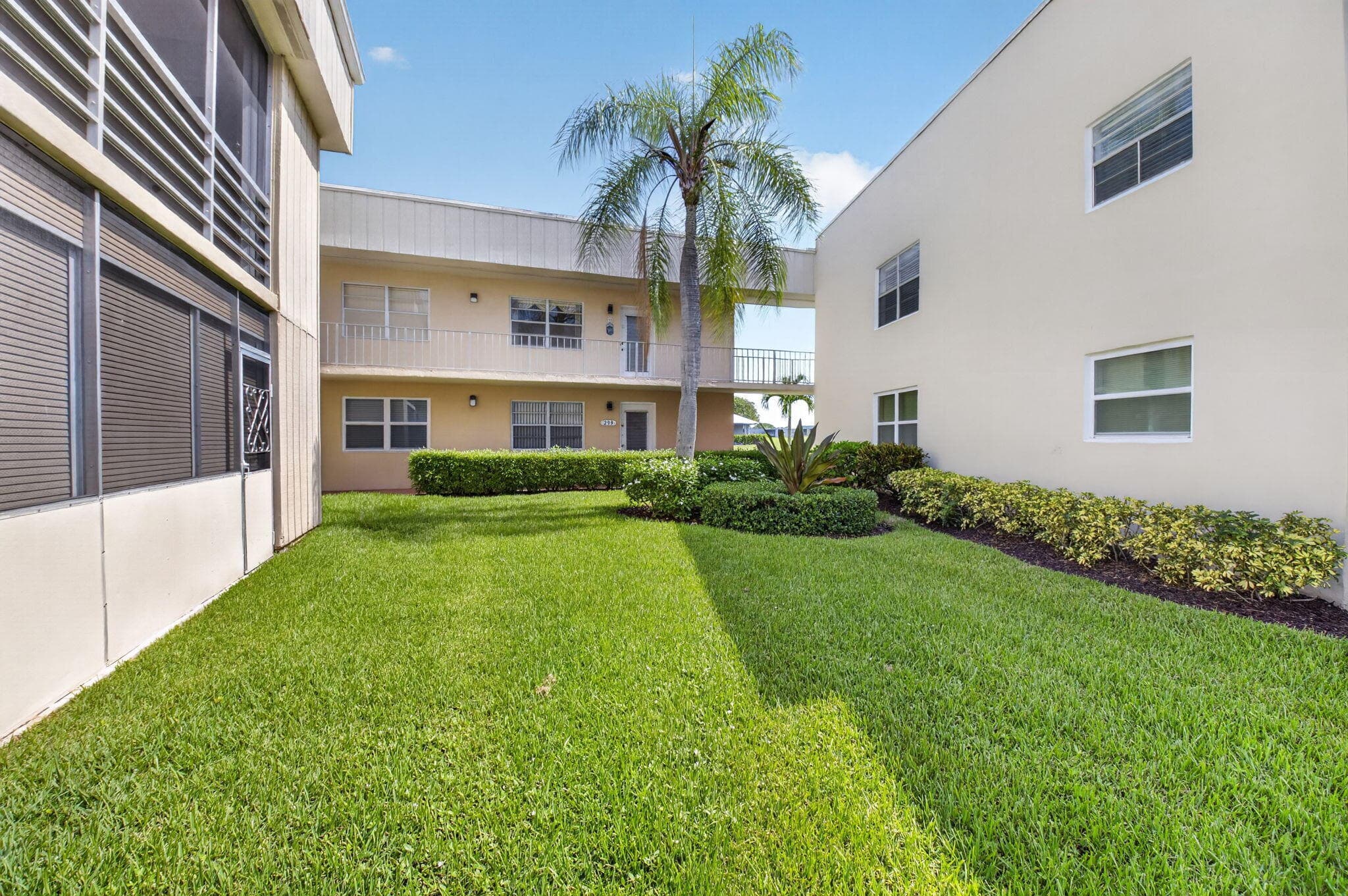 323 Capri G #323 Delray Beach FL 33484 — thumbnail 28 of 39