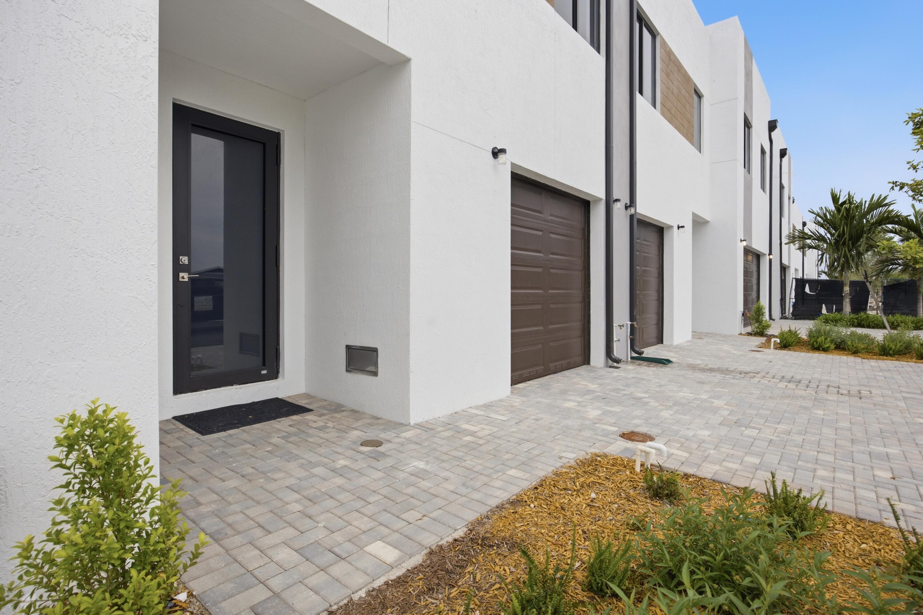 1546 1st Pompano Beach FL 33060 — thumbnail 3 of 28