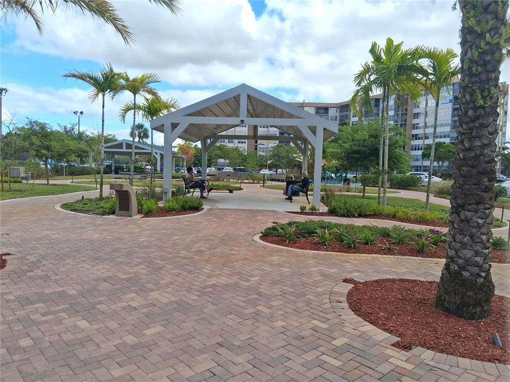 1300 Saint Charles #L19 Pembroke Pines FL 33026 — thumbnail 4 of 17