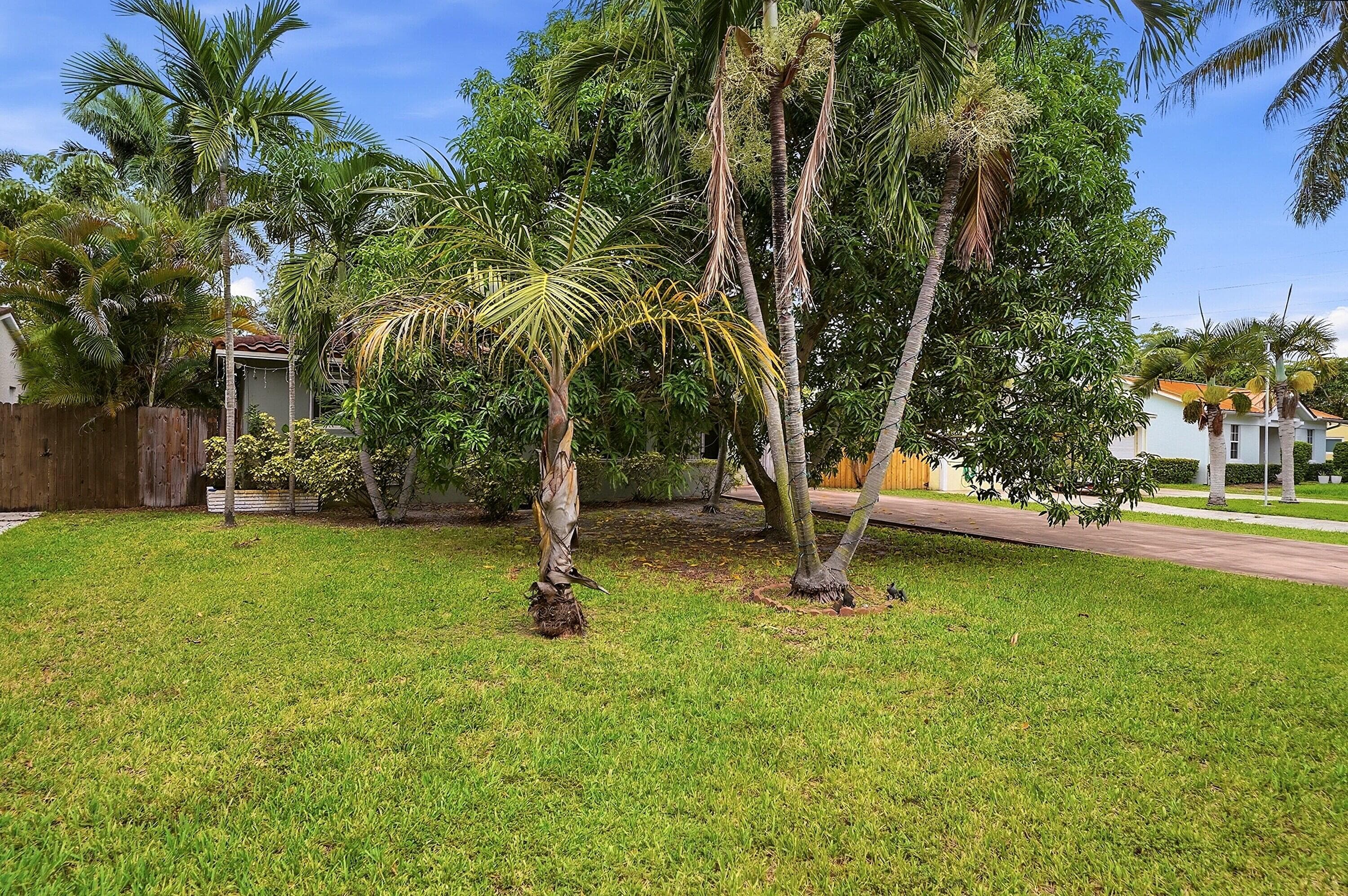 1208 31st Hollywood FL 33021 — thumbnail 3 of 37
