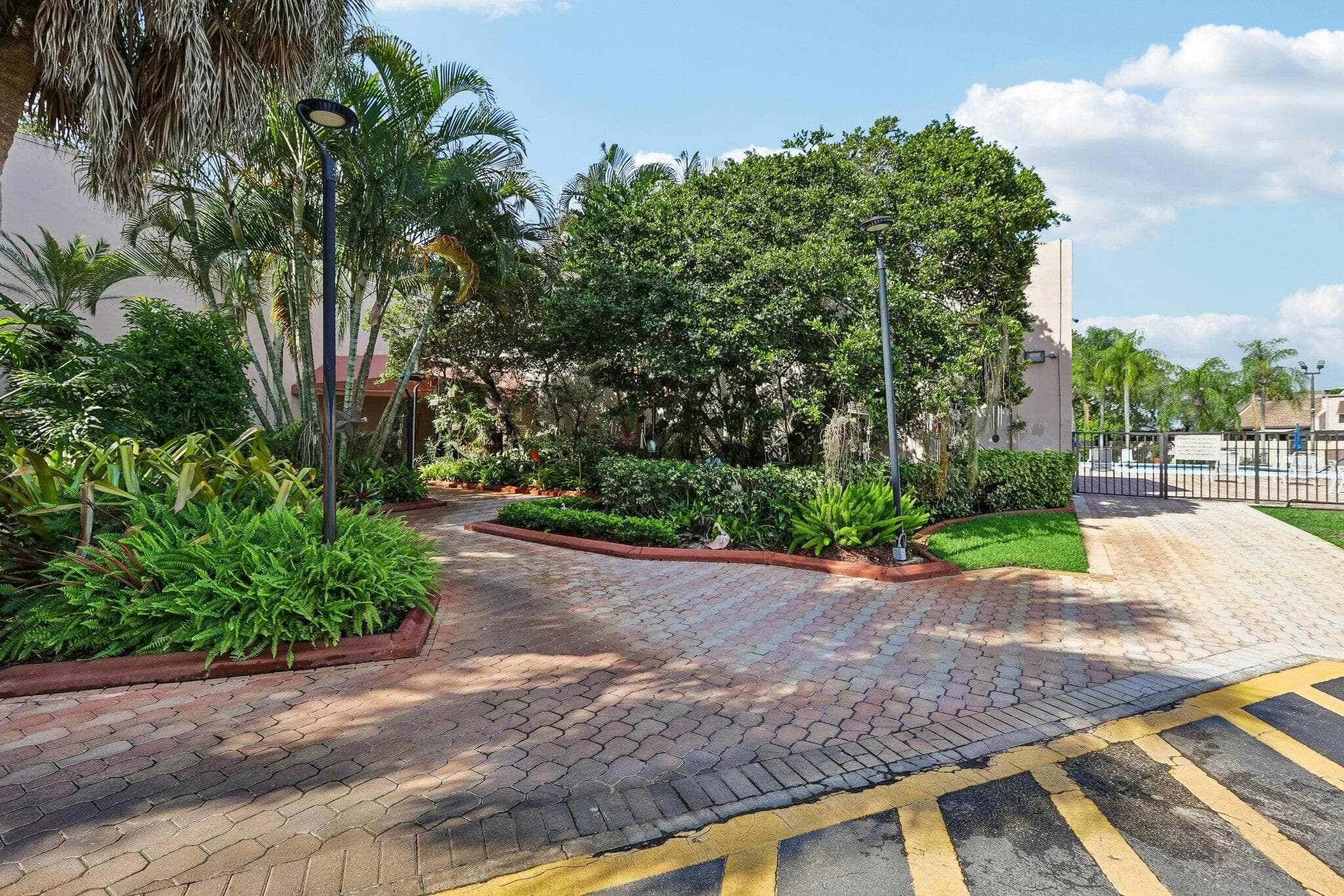 1330 123rd Pembroke Pines FL 33026 — thumbnail 35 of 51