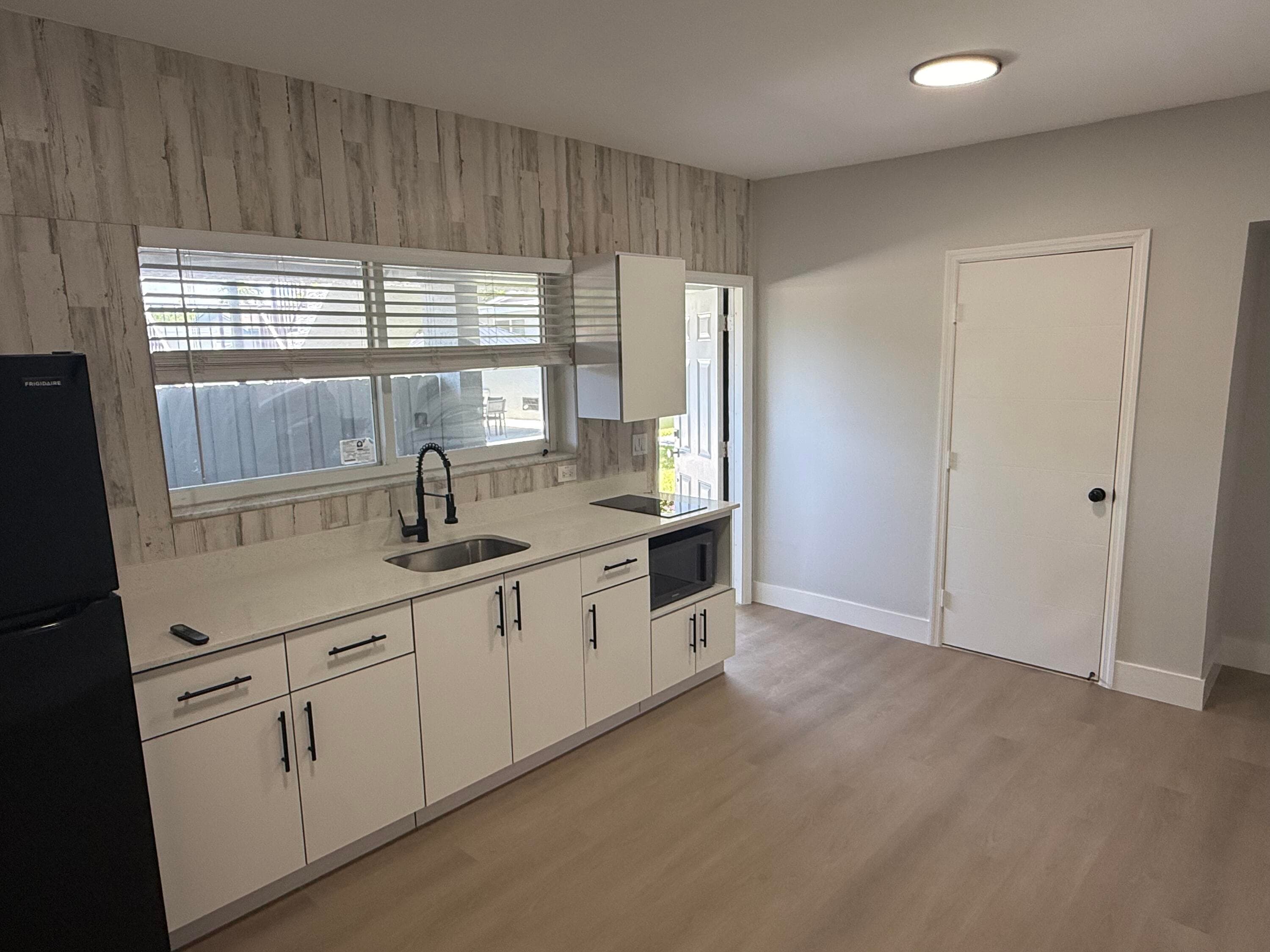 720 7th #4 Hallandale Beach FL 33009 — photo 1