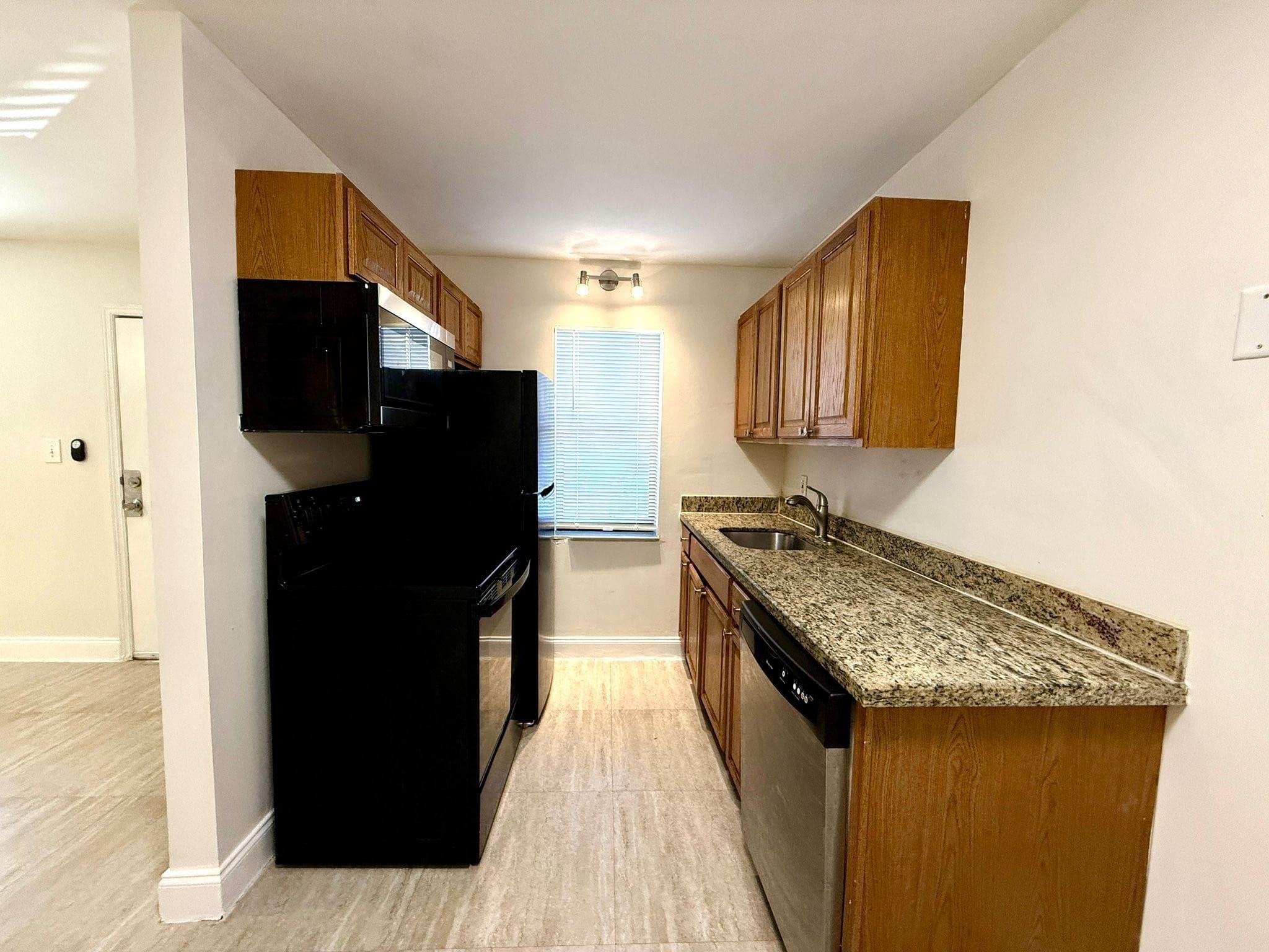 607 29th #22 Wilton Manors FL 33334 — thumbnail 2 of 15