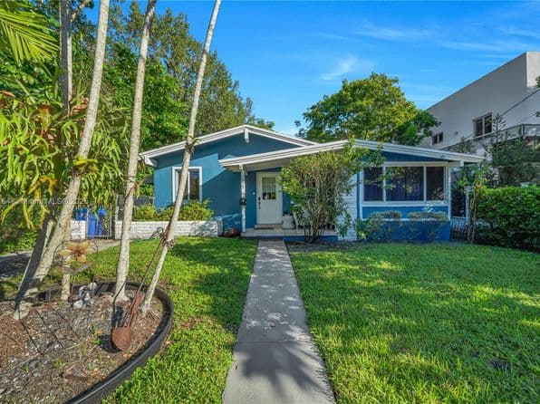 Listed by Luxe Properties - Single Family — photo 1