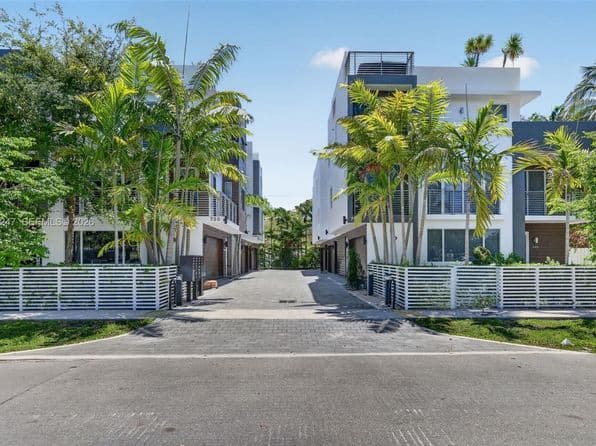 Listed by Compass Florida, LLC - TOWNHOUSE — photo 1