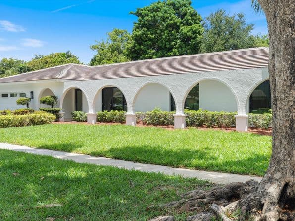 Listed by Illustrated Properties - Single Family — photo 1