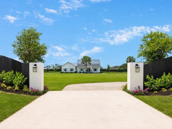 Listed by One Sotheby's Intl. Realty - Single Family — photo 1