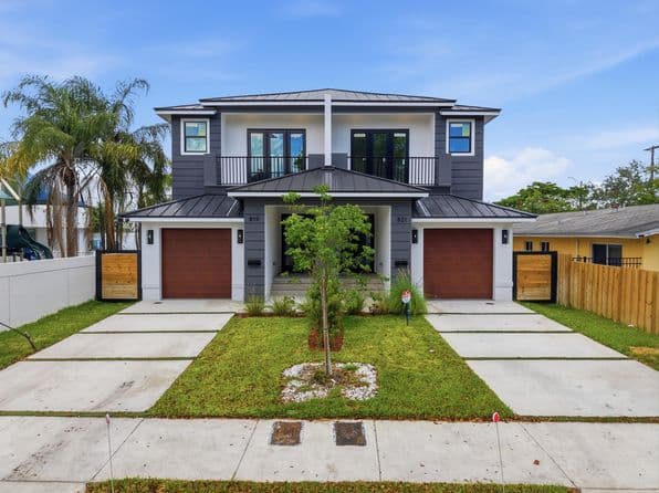 Listed by Compass Florida, LLC - TOWNHOUSE — photo 1