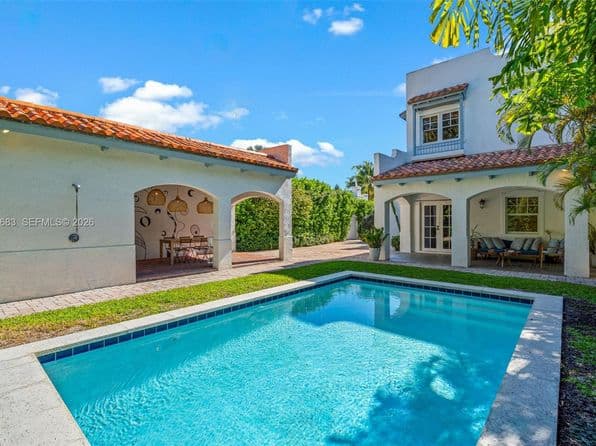 Listed by Luxe Properties - Single Family — photo 1