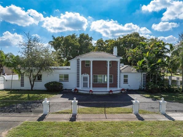 Listed by Luxe Properties - Single Family — photo 1