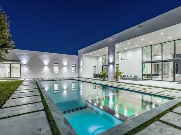 Listed by Luxe Properties - Single Family — photo 1