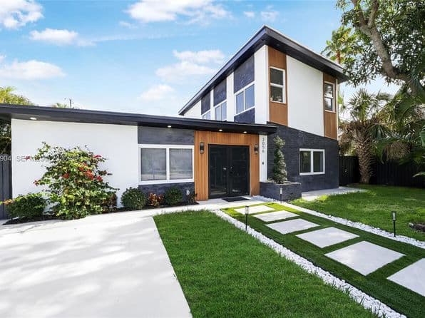 Listed by One Sotheby's International Realty - Single Family — photo 1